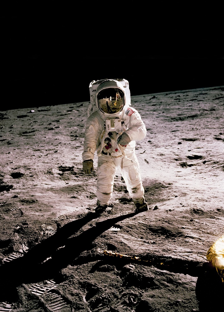 astronaute marche sur la lune