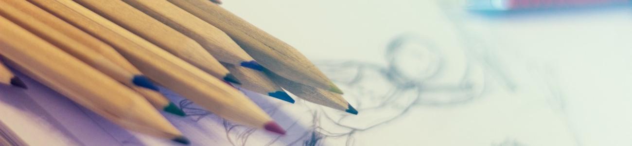 Crayons, dessins, papiers