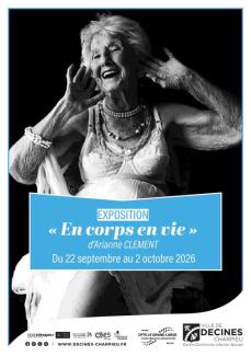 Femme âgée qui rit