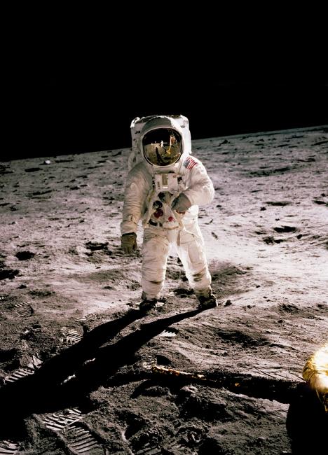 astronaute marche lune