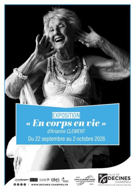 Femme âgée qui rit